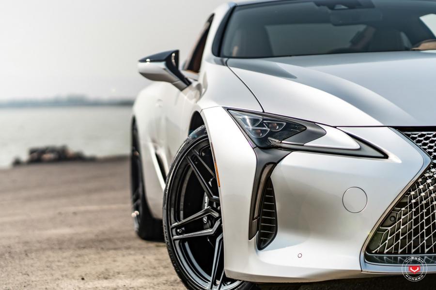 Детали экстерьера Lexus LC500 on Vossen Wheels (M-X1) 2018 года  (фото 11 из 19)